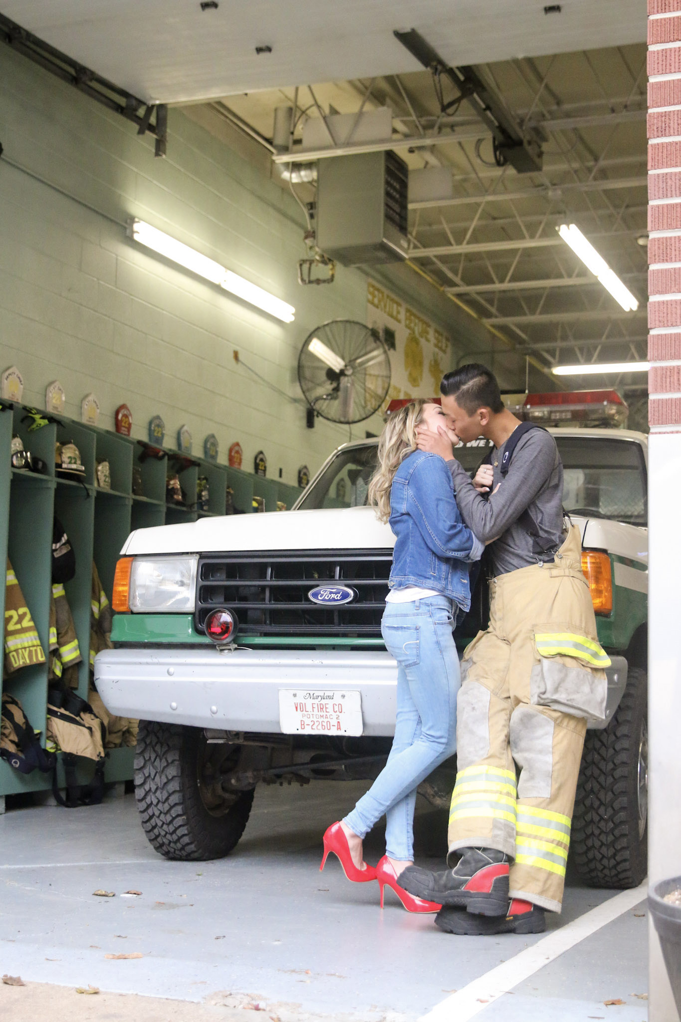 with a Ford vehicle service in the rear, the pair exchanged a romantic and passionate kiss.