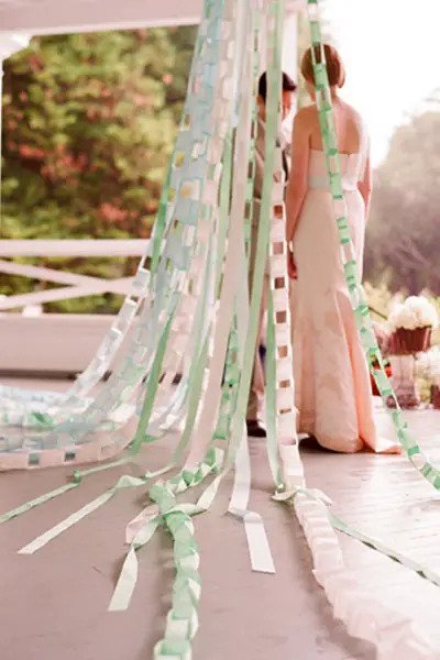 This background is entertaining and simple to make! Remember when you were a kid and you used to make paper chains? Choose your wedding colors and have fun with this beautiful chain-link backdrop.