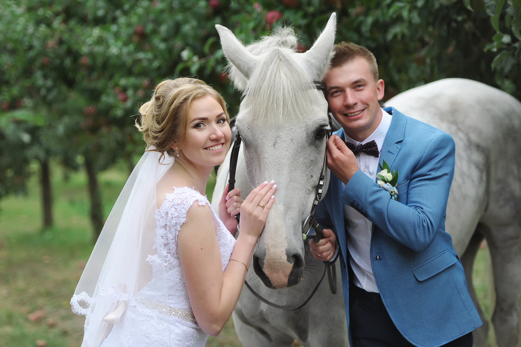 bride and groom next to a beautiful thoroughbred horse