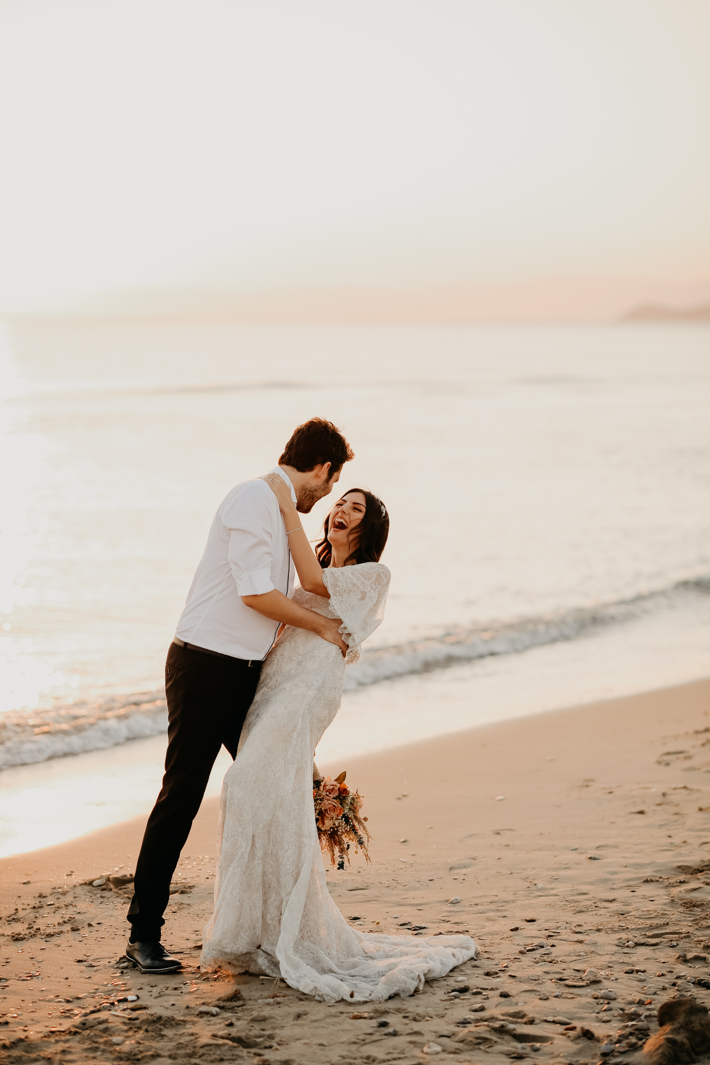 bride and groom photoshoot at beach sunset