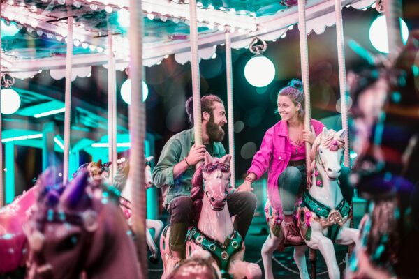 couple photography ideas for your next amusement park date